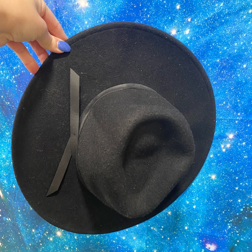 Wide brim hat